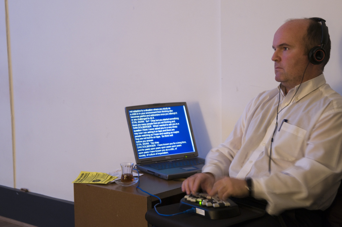 A Shadow Play for a Dialogue Duo — poste de sous-titrage en direct