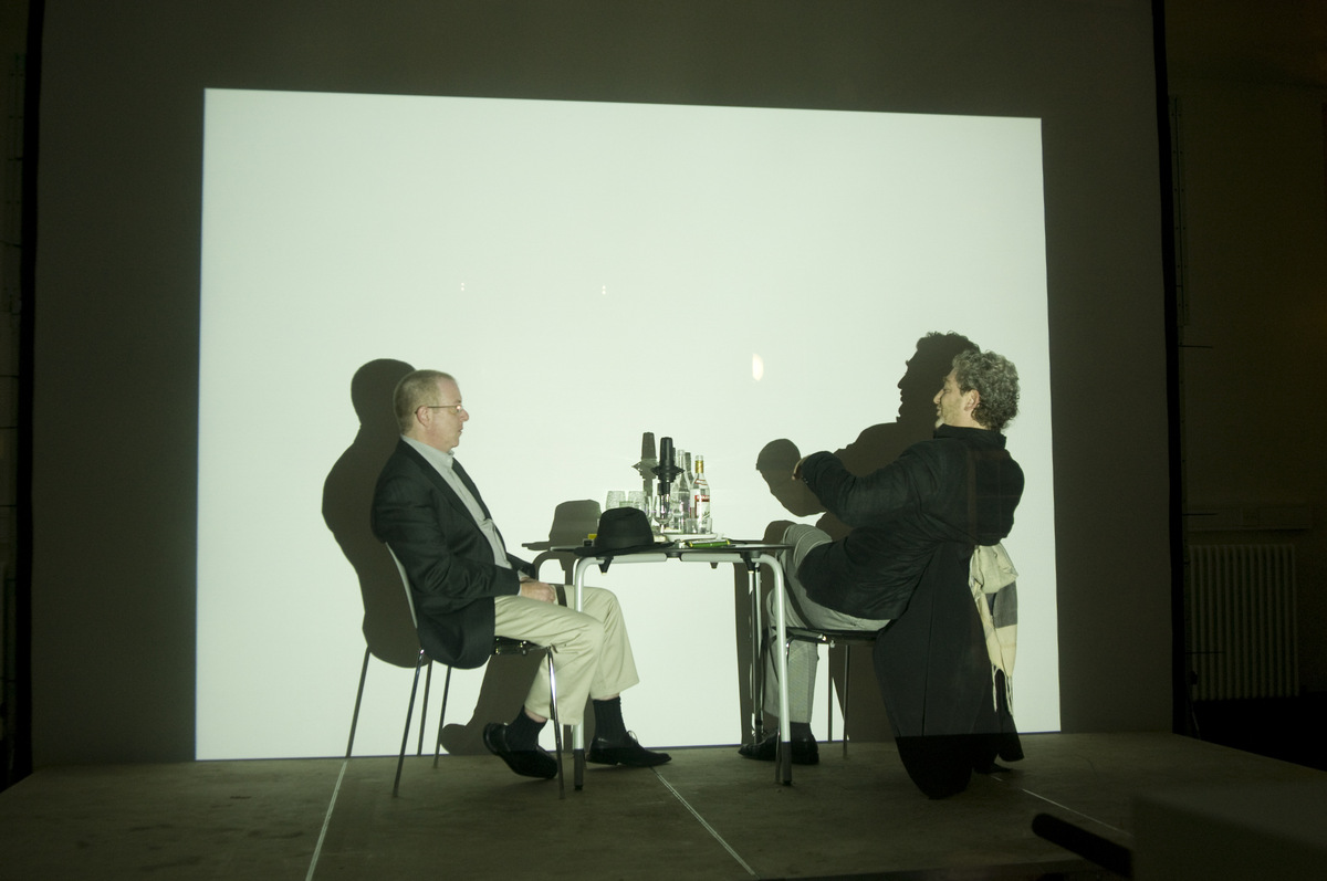 A Shadow Play for a Dialogue Duo — Eyal Sivan et Dan Dolberger en conversation, ombres projetées
